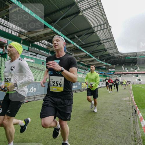 05.10.2025 - 20. swb-Marathon Bremen Michael Burmester http://msf.ph/oto/9278273 05.10.2025 10:30:50 Laufen im Stadion 7733, 9209, 9214, 9230, 9240, 9251, 9259, 9263, 9277, 9299, 9317, 9333, 9399, 9416, 9425, 9449, 9482, 9501, 9584, 9645, 9663, 9676, 9683, 9708, 9715, 9787, 9888, 9894, 9906, 9934, 9966, 9987, 10016, 10022, 10043, 10066, 10159, 10221, 10224, 10227, 10241, 10251, 10254, 10317, 10346, 10378, 10380, 10392, 10443, 10449, 10479, 10507, 10514, 10556, 10581, 10584, 10625, 10873, 11319, 7202, 9199, 9261, 9452, 9578, 9579, 9658, 9803, 10432, 10923, 10932 meine-sportfotos.de