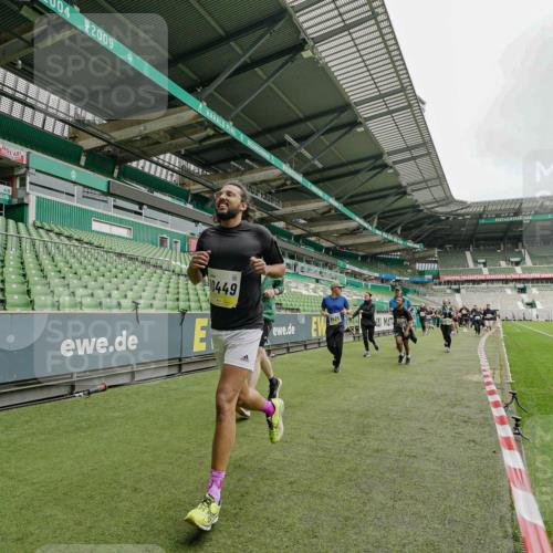05.10.2025 - 20. swb-Marathon Bremen Michael Burmester http://msf.ph/oto/9278358 05.10.2025 10:31:00 Laufen im Stadion 7251, 7733, 9004, 9209, 9214, 9230, 9251, 9252, 9263, 9267, 9277, 9287, 9299, 9317, 9333, 9337, 9399, 9416, 9425, 9431, 9449, 9482, 9501, 9584, 9645, 9663, 9676, 9683, 9708, 9715, 9742, 9787, 9791, 9852, 9888, 9894, 9906, 9934, 9966, 9987, 10016, 10043, 10066, 10163, 10199, 10224, 10227, 10240, 10241, 10251, 10254, 10317, 10321, 10346, 10356, 10378, 10380, 10449, 10479, 10507, 10514, 10537, 10543, 10556, 10581, 10584, 10609, 10625, 10636, 10638, 10669, 9452 meine-sportfotos.de