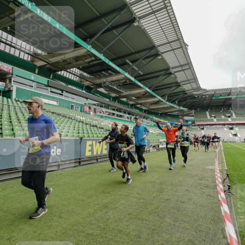 05.10.2025 - 20. swb-Marathon Bremen Michael Burmester http://msf.ph/oto/9278383 05.10.2025 10:31:02 Laufen im Stadion 7251, 7733, 9004, 9209, 9214, 9230, 9251, 9252, 9263, 9267, 9277, 9287, 9299, 9317, 9333, 9337, 9399, 9416, 9425, 9431, 9449, 9457, 9482, 9501, 9584, 9645, 9663, 9676, 9683, 9708, 9715, 9742, 9787, 9791, 9852, 9888, 9894, 9906, 9934, 9966, 9987, 10016, 10043, 10066, 10163, 10199, 10224, 10227, 10240, 10241, 10251, 10254, 10317, 10321, 10346, 10356, 10378, 10380, 10438, 10449, 10479, 10507, 10514, 10537, 10543, 10556, 10581, 10584, 10609, 10625, 10636, 10638, 10669 meine-sportfotos.de