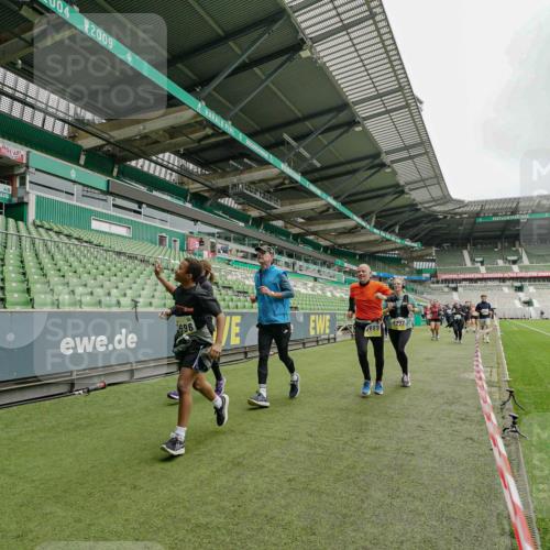 05.10.2025 - 20. swb-Marathon Bremen Michael Burmester http://msf.ph/oto/9278390 05.10.2025 10:31:02 Laufen im Stadion 7251, 7733, 9004, 9209, 9214, 9230, 9251, 9252, 9263, 9267, 9277, 9287, 9299, 9317, 9333, 9337, 9399, 9416, 9425, 9431, 9449, 9457, 9482, 9501, 9584, 9645, 9663, 9676, 9683, 9708, 9715, 9742, 9787, 9791, 9852, 9888, 9894, 9906, 9934, 9966, 9987, 10016, 10043, 10066, 10163, 10199, 10224, 10227, 10240, 10241, 10251, 10254, 10317, 10321, 10346, 10356, 10378, 10380, 10438, 10449, 10479, 10507, 10514, 10537, 10543, 10556, 10581, 10584, 10609, 10625, 10636, 10638, 10669 meine-sportfotos.de