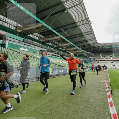 05.10.2025 - 20. swb-Marathon Bremen Michael Burmester http://msf.ph/oto/9278401 05.10.2025 10:31:03 Laufen im Stadion 7251, 7733, 9004, 9209, 9214, 9230, 9251, 9252, 9263, 9267, 9277, 9287, 9299, 9317, 9333, 9337, 9399, 9416, 9425, 9431, 9449, 9457, 9482, 9501, 9584, 9645, 9663, 9676, 9683, 9708, 9715, 9742, 9787, 9791, 9852, 9888, 9894, 9906, 9934, 9966, 9987, 10016, 10043, 10066, 10163, 10199, 10224, 10227, 10240, 10241, 10251, 10254, 10317, 10321, 10346, 10356, 10378, 10380, 10438, 10449, 10479, 10514, 10537, 10543, 10556, 10581, 10584, 10609, 10625, 10636, 10638, 10669, 9906 meine-sportfotos.de