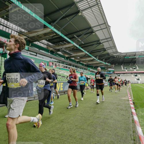 05.10.2025 - 20. swb-Marathon Bremen Michael Burmester http://msf.ph/oto/9278423 05.10.2025 10:31:07 Laufen im Stadion 7251, 9004, 9172, 9196, 9214, 9230, 9251, 9252, 9263, 9267, 9277, 9287, 9299, 9317, 9333, 9337, 9399, 9416, 9425, 9431, 9449, 9457, 9482, 9501, 9584, 9645, 9676, 9683, 9708, 9715, 9742, 9787, 9791, 9852, 9888, 9894, 9934, 9966, 9987, 10016, 10043, 10066, 10163, 10199, 10224, 10227, 10240, 10251, 10254, 10279, 10317, 10321, 10346, 10356, 10378, 10380, 10438, 10449, 10479, 10514, 10537, 10543, 10556, 10581, 10609, 10625, 10636, 10638, 10668, 10669, 7733, 9209, 9906 meine-sportfotos.de