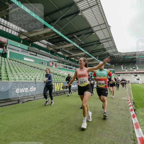 05.10.2025 - 20. swb-Marathon Bremen Michael Burmester http://msf.ph/oto/9278471 05.10.2025 10:31:11 Laufen im Stadion 7251, 9004, 9172, 9196, 9214, 9230, 9251, 9252, 9263, 9267, 9277, 9287, 9333, 9337, 9399, 9416, 9425, 9431, 9449, 9457, 9482, 9501, 9584, 9645, 9676, 9683, 9708, 9715, 9742, 9787, 9791, 9852, 9888, 9894, 9934, 9987, 10016, 10043, 10066, 10163, 10199, 10222, 10240, 10251, 10254, 10279, 10317, 10321, 10356, 10378, 10380, 10438, 10449, 10479, 10514, 10537, 10543, 10556, 10609, 10625, 10636, 10638, 10655, 10668, 10669, 10743, 7733, 9209, 9906 meine-sportfotos.de