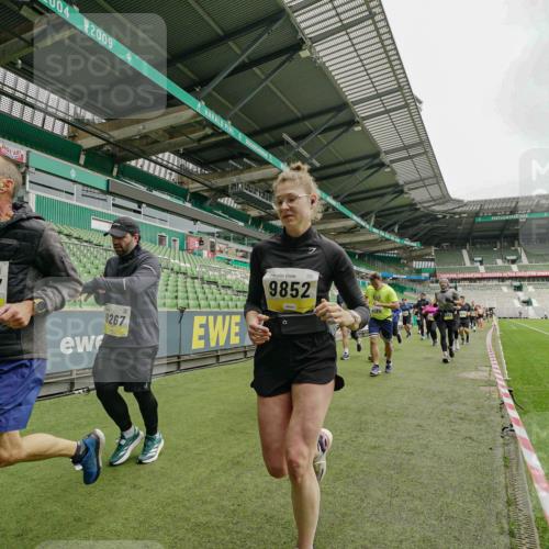 05.10.2025 - 20. swb-Marathon Bremen Michael Burmester http://msf.ph/oto/9278503 05.10.2025 10:31:13 Laufen im Stadion 7251, 9004, 9172, 9196, 9214, 9230, 9252, 9263, 9267, 9277, 9287, 9333, 9337, 9399, 9416, 9425, 9431, 9449, 9457, 9482, 9501, 9506, 9584, 9645, 9676, 9683, 9708, 9715, 9742, 9787, 9791, 9852, 9894, 9934, 9987, 10016, 10066, 10163, 10199, 10222, 10240, 10251, 10254, 10279, 10317, 10321, 10356, 10378, 10380, 10438, 10449, 10479, 10514, 10537, 10543, 10556, 10609, 10625, 10636, 10638, 10655, 10668, 10669, 10698, 10743, 7733, 9209, 9251, 9906 meine-sportfotos.de