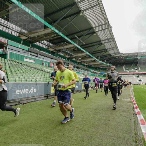 05.10.2025 - 20. swb-Marathon Bremen Michael Burmester http://msf.ph/oto/9278535 05.10.2025 10:31:15 Laufen im Stadion 7251, 9004, 9172, 9196, 9214, 9230, 9252, 9263, 9267, 9277, 9287, 9333, 9337, 9399, 9416, 9425, 9431, 9449, 9457, 9482, 9501, 9506, 9584, 9645, 9676, 9683, 9708, 9715, 9742, 9787, 9791, 9852, 9894, 9903, 9934, 9987, 10016, 10066, 10163, 10199, 10222, 10240, 10251, 10279, 10317, 10321, 10356, 10378, 10380, 10438, 10449, 10479, 10514, 10537, 10543, 10556, 10609, 10625, 10636, 10638, 10655, 10668, 10669, 10698, 10743, 7733, 9209, 9251, 9906 meine-sportfotos.de