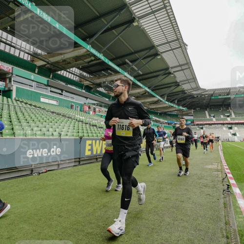 05.10.2025 - 20. swb-Marathon Bremen Michael Burmester http://msf.ph/oto/9278573 05.10.2025 10:31:17 Laufen im Stadion 7251, 9004, 9172, 9196, 9214, 9230, 9252, 9263, 9267, 9277, 9287, 9333, 9337, 9399, 9416, 9425, 9431, 9449, 9457, 9501, 9506, 9584, 9645, 9676, 9683, 9708, 9715, 9742, 9787, 9791, 9852, 9894, 9903, 9934, 10014, 10016, 10066, 10163, 10199, 10222, 10240, 10251, 10279, 10317, 10321, 10356, 10378, 10380, 10438, 10449, 10479, 10514, 10537, 10543, 10556, 10609, 10625, 10636, 10638, 10655, 10668, 10669, 10698, 10743, 7733, 9209, 9251, 9906 meine-sportfotos.de