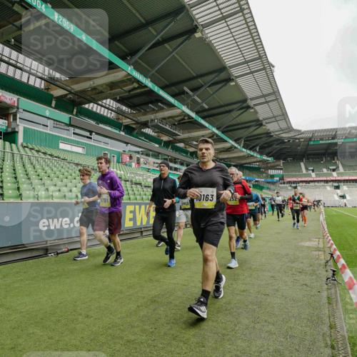 05.10.2025 - 20. swb-Marathon Bremen Michael Burmester http://msf.ph/oto/9278595 05.10.2025 10:31:18 Laufen im Stadion 7251, 9004, 9172, 9196, 9214, 9230, 9252, 9263, 9267, 9277, 9287, 9333, 9337, 9399, 9416, 9425, 9431, 9449, 9457, 9506, 9584, 9645, 9676, 9683, 9708, 9715, 9742, 9787, 9791, 9852, 9894, 9903, 9934, 10014, 10016, 10020, 10066, 10163, 10199, 10222, 10240, 10251, 10279, 10317, 10321, 10356, 10378, 10380, 10438, 10449, 10479, 10514, 10537, 10543, 10556, 10609, 10625, 10636, 10638, 10655, 10668, 10669, 10698, 10743, 7733, 9209, 9251, 9906 meine-sportfotos.de