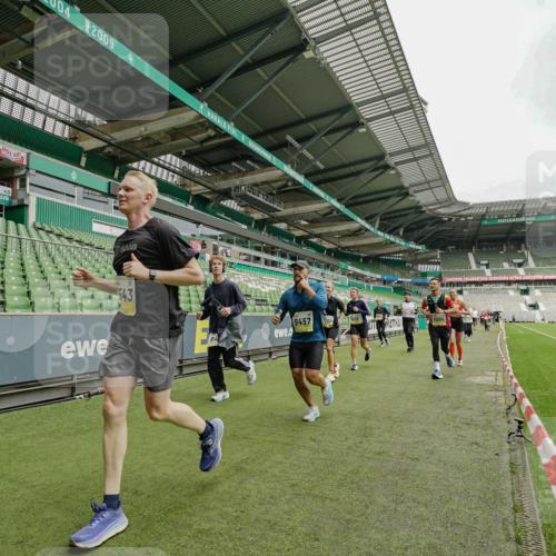 05.10.2025 - 20. swb-Marathon Bremen Michael Burmester http://msf.ph/oto/9278622 05.10.2025 10:31:20 Laufen im Stadion 7251, 9004, 9172, 9196, 9214, 9230, 9252, 9263, 9267, 9277, 9287, 9333, 9337, 9399, 9416, 9425, 9431, 9449, 9457, 9506, 9584, 9645, 9676, 9683, 9708, 9715, 9742, 9787, 9791, 9852, 9894, 9903, 9934, 10014, 10016, 10020, 10066, 10163, 10199, 10222, 10240, 10251, 10279, 10317, 10321, 10356, 10378, 10380, 10438, 10449, 10479, 10514, 10537, 10543, 10556, 10609, 10636, 10638, 10655, 10668, 10669, 10698, 10719, 10743, 7733, 9209, 9230, 9251, 9906 meine-sportfotos.de