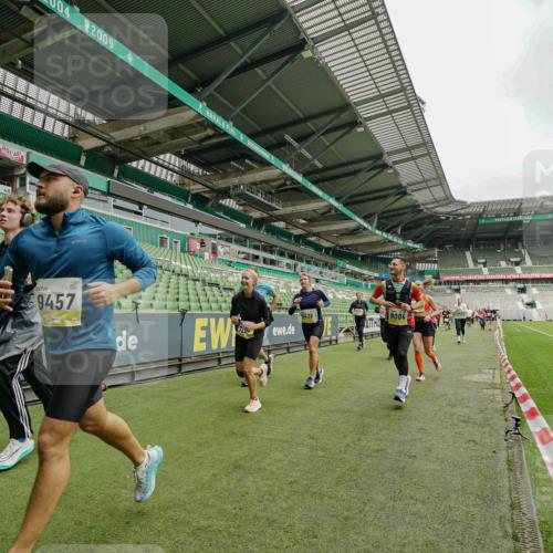 05.10.2025 - 20. swb-Marathon Bremen Michael Burmester http://msf.ph/oto/9278630 05.10.2025 10:31:21 Laufen im Stadion 7251, 9004, 9172, 9196, 9214, 9252, 9263, 9267, 9277, 9287, 9333, 9337, 9399, 9416, 9425, 9431, 9449, 9457, 9506, 9584, 9645, 9676, 9683, 9708, 9715, 9742, 9787, 9791, 9852, 9894, 9903, 9934, 10014, 10016, 10020, 10066, 10163, 10199, 10222, 10240, 10251, 10279, 10317, 10321, 10356, 10378, 10380, 10438, 10449, 10479, 10514, 10537, 10543, 10556, 10609, 10636, 10638, 10655, 10668, 10669, 10698, 10719, 10743, 7733, 9209, 9230, 9251, 9906 meine-sportfotos.de
