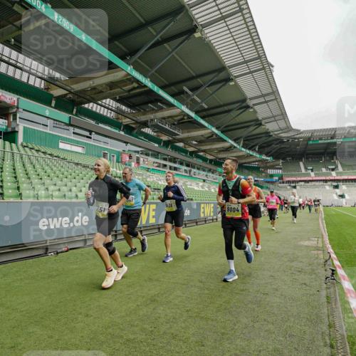 05.10.2025 - 20. swb-Marathon Bremen Michael Burmester http://msf.ph/oto/9278641 05.10.2025 10:31:21 Laufen im Stadion 7251, 9004, 9172, 9196, 9214, 9252, 9263, 9267, 9277, 9287, 9333, 9337, 9399, 9416, 9425, 9431, 9449, 9457, 9506, 9584, 9645, 9676, 9683, 9708, 9715, 9742, 9787, 9791, 9852, 9894, 9903, 9934, 10014, 10016, 10020, 10066, 10163, 10199, 10222, 10240, 10251, 10279, 10317, 10321, 10356, 10378, 10380, 10438, 10449, 10479, 10514, 10537, 10543, 10556, 10609, 10636, 10638, 10655, 10668, 10669, 10698, 10719, 10743, 7733, 9209, 9230, 9251, 9906 meine-sportfotos.de