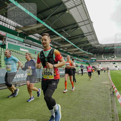 05.10.2025 - 20. swb-Marathon Bremen Michael Burmester http://msf.ph/oto/9278651 05.10.2025 10:31:22 Laufen im Stadion 7251, 9004, 9172, 9196, 9214, 9252, 9256, 9263, 9267, 9277, 9287, 9333, 9337, 9399, 9416, 9425, 9431, 9449, 9457, 9506, 9581, 9584, 9645, 9676, 9683, 9708, 9715, 9742, 9787, 9791, 9852, 9894, 9903, 9934, 10014, 10016, 10020, 10029, 10066, 10163, 10199, 10222, 10240, 10251, 10279, 10317, 10321, 10335, 10356, 10378, 10380, 10438, 10449, 10479, 10514, 10537, 10543, 10556, 10609, 10636, 10638, 10655, 10668, 10669, 10698, 10719, 10743, 7733, 9209, 9230, 9251, 9906 meine-sportfotos.de