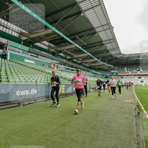 05.10.2025 - 20. swb-Marathon Bremen Michael Burmester http://msf.ph/oto/9278669 05.10.2025 10:31:24 Laufen im Stadion 7251, 9004, 9172, 9196, 9214, 9252, 9256, 9263, 9267, 9277, 9287, 9333, 9337, 9399, 9416, 9425, 9431, 9449, 9457, 9506, 9581, 9584, 9645, 9676, 9683, 9708, 9715, 9742, 9787, 9791, 9852, 9894, 9903, 9934, 10014, 10016, 10020, 10029, 10066, 10163, 10199, 10222, 10226, 10240, 10251, 10279, 10310, 10317, 10321, 10335, 10356, 10380, 10438, 10449, 10479, 10514, 10537, 10543, 10556, 10609, 10636, 10638, 10655, 10668, 10669, 10698, 10719, 10743, 7733, 9209, 9230, 9251 meine-sportfotos.de