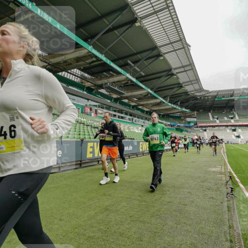 05.10.2025 - 20. swb-Marathon Bremen Michael Burmester http://msf.ph/oto/9278705 05.10.2025 10:31:27 Laufen im Stadion 7251, 8888, 9004, 9172, 9196, 9252, 9256, 9263, 9267, 9277, 9287, 9337, 9399, 9416, 9425, 9431, 9449, 9457, 9506, 9581, 9584, 9645, 9676, 9683, 9708, 9715, 9742, 9791, 9852, 9903, 9934, 10014, 10016, 10020, 10029, 10163, 10199, 10206, 10222, 10226, 10240, 10279, 10296, 10310, 10317, 10321, 10335, 10356, 10438, 10449, 10479, 10514, 10537, 10543, 10609, 10636, 10638, 10655, 10668, 10669, 10698, 10719, 10743, 9214, 9230, 9251 meine-sportfotos.de