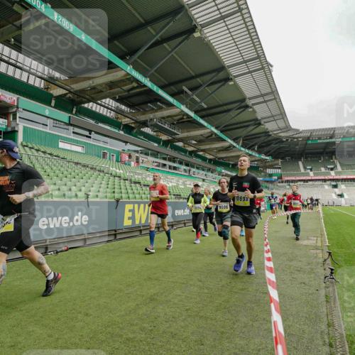 05.10.2025 - 20. swb-Marathon Bremen Michael Burmester http://msf.ph/oto/9278740 05.10.2025 10:31:31 Laufen im Stadion 7193, 7251, 8888, 9004, 9172, 9196, 9226, 9252, 9256, 9263, 9267, 9277, 9287, 9337, 9416, 9425, 9431, 9449, 9457, 9506, 9581, 9584, 9645, 9683, 9708, 9715, 9742, 9791, 9852, 9871, 9903, 9934, 10014, 10016, 10020, 10029, 10163, 10199, 10206, 10222, 10226, 10240, 10279, 10296, 10310, 10317, 10321, 10335, 10356, 10438, 10449, 10479, 10514, 10537, 10543, 10609, 10636, 10638, 10655, 10668, 10669, 10698, 10719, 10743, 9214, 9230, 9251 meine-sportfotos.de