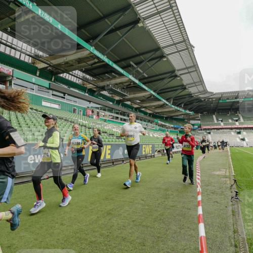 05.10.2025 - 20. swb-Marathon Bremen Michael Burmester http://msf.ph/oto/9278781 05.10.2025 10:31:33 Laufen im Stadion 7193, 7251, 8888, 9004, 9172, 9196, 9226, 9252, 9256, 9263, 9267, 9277, 9287, 9337, 9415, 9416, 9425, 9431, 9449, 9457, 9506, 9581, 9584, 9683, 9708, 9715, 9742, 9791, 9852, 9871, 9903, 9934, 10014, 10016, 10020, 10029, 10057, 10163, 10199, 10206, 10222, 10226, 10240, 10279, 10296, 10310, 10317, 10321, 10335, 10356, 10438, 10449, 10479, 10514, 10537, 10543, 10609, 10636, 10638, 10655, 10668, 10669, 10698, 10719, 10743, 9214, 9230 meine-sportfotos.de