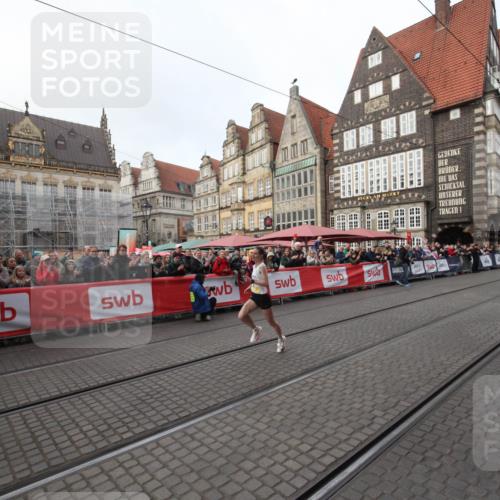 05.10.2025 - 20. swb-Marathon Bremen Yannick Fuchs http://msf.ph/oto/9288615 05.10.2025 10:30:19 Ziel 11 meine-sportfotos.de