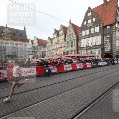 05.10.2025 - 20. swb-Marathon Bremen Yannick Fuchs http://msf.ph/oto/9288626 05.10.2025 10:30:19 Ziel 11 meine-sportfotos.de