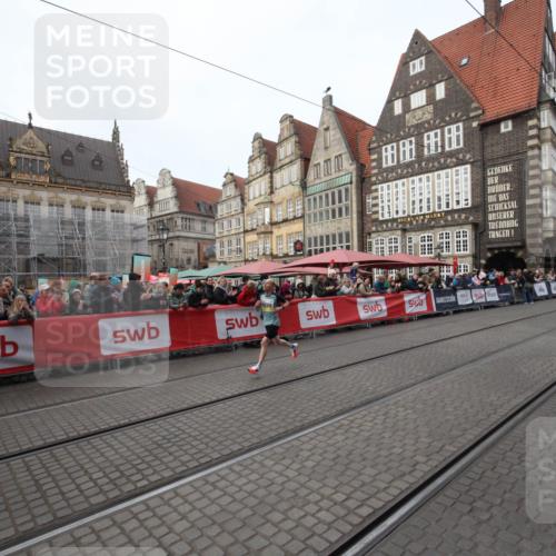 05.10.2025 - 20. swb-Marathon Bremen Yannick Fuchs http://msf.ph/oto/9288630 05.10.2025 10:32:39 Ziel 9280, 11730 meine-sportfotos.de
