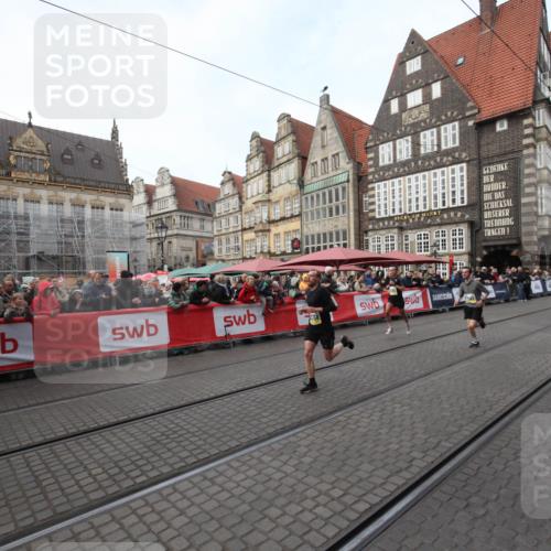05.10.2025 - 20. swb-Marathon Bremen Yannick Fuchs http://msf.ph/oto/9288844 05.10.2025 10:37:34 Ziel 9586, 10358, 11021 meine-sportfotos.de