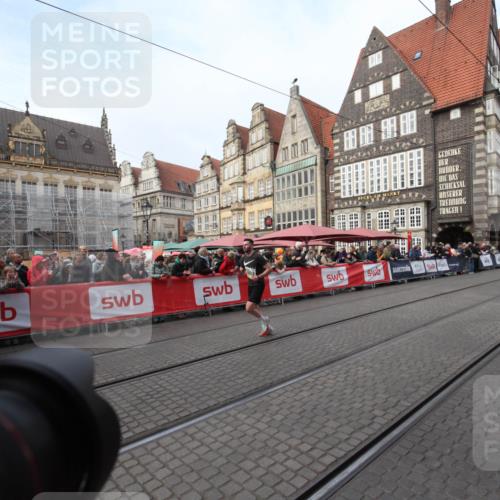 05.10.2025 - 20. swb-Marathon Bremen Yannick Fuchs http://msf.ph/oto/9289023 05.10.2025 10:40:26 Ziel 10070, 10565, 10658 meine-sportfotos.de