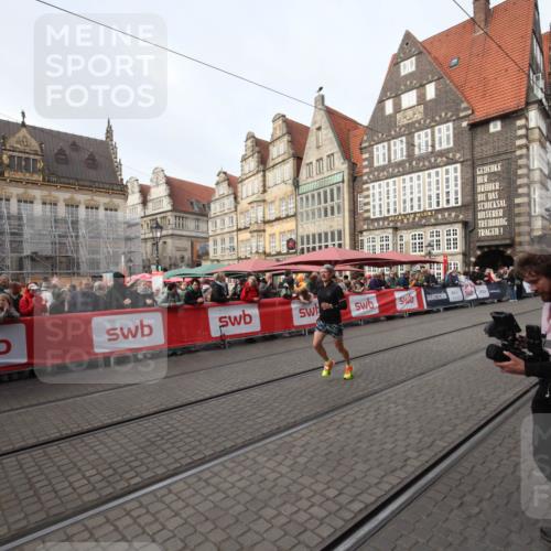 05.10.2025 - 20. swb-Marathon Bremen Yannick Fuchs http://msf.ph/oto/9289078 05.10.2025 10:41:24 Ziel 11086 meine-sportfotos.de