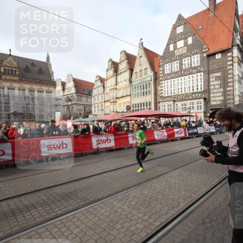 05.10.2025 - 20. swb-Marathon Bremen Yannick Fuchs http://msf.ph/oto/9289114 05.10.2025 10:42:00 Ziel 9884, 10104, 10155, 10691 meine-sportfotos.de
