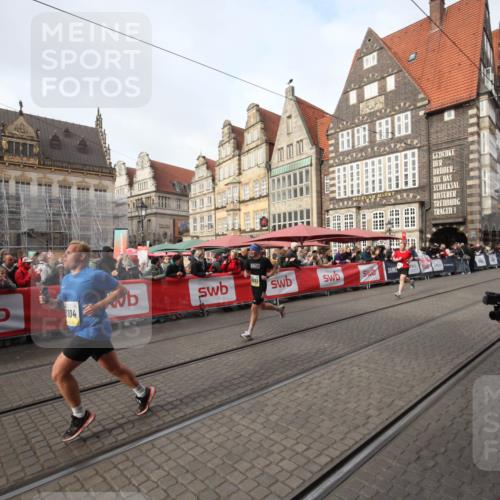05.10.2025 - 20. swb-Marathon Bremen Yannick Fuchs http://msf.ph/oto/9289121 05.10.2025 10:42:03 Ziel 10104, 10155, 10691 meine-sportfotos.de