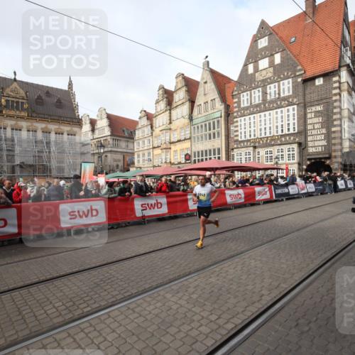 05.10.2025 - 20. swb-Marathon Bremen Yannick Fuchs http://msf.ph/oto/9289135 05.10.2025 10:42:08 Ziel 9849 meine-sportfotos.de