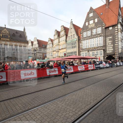 05.10.2025 - 20. swb-Marathon Bremen Yannick Fuchs http://msf.ph/oto/9289139 05.10.2025 10:42:13 Ziel 9364, 9504 meine-sportfotos.de