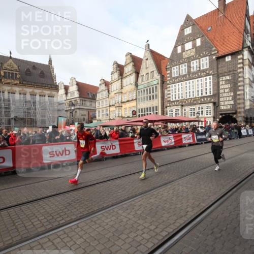 05.10.2025 - 20. swb-Marathon Bremen Yannick Fuchs http://msf.ph/oto/9289150 05.10.2025 10:42:19 Ziel 8187, 10838, 11217, 11422 meine-sportfotos.de