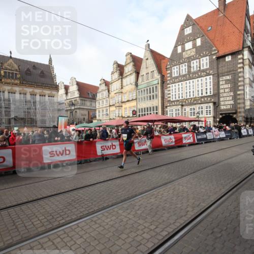 05.10.2025 - 20. swb-Marathon Bremen Yannick Fuchs http://msf.ph/oto/9289193 05.10.2025 10:42:31 Ziel 10208 meine-sportfotos.de