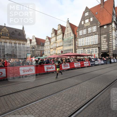 05.10.2025 - 20. swb-Marathon Bremen Yannick Fuchs http://msf.ph/oto/9289256 05.10.2025 10:42:56 Ziel 10624, 11640 meine-sportfotos.de