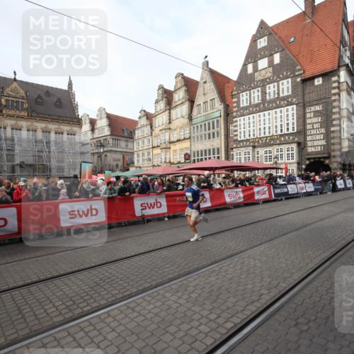 05.10.2025 - 20. swb-Marathon Bremen Yannick Fuchs http://msf.ph/oto/9289271 05.10.2025 10:43:05 Ziel 9302, 9558, 10045 meine-sportfotos.de