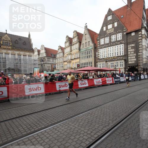 05.10.2025 - 20. swb-Marathon Bremen Yannick Fuchs http://msf.ph/oto/9289351 05.10.2025 10:43:39 Ziel 9545, 10304 meine-sportfotos.de