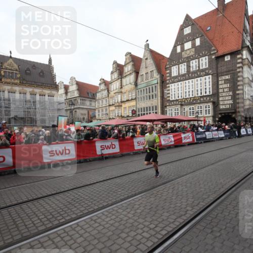 05.10.2025 - 20. swb-Marathon Bremen Yannick Fuchs http://msf.ph/oto/9289367 05.10.2025 10:43:53 Ziel 9270 meine-sportfotos.de