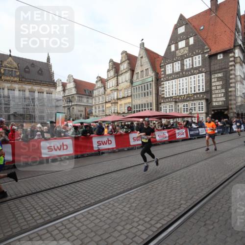05.10.2025 - 20. swb-Marathon Bremen Yannick Fuchs http://msf.ph/oto/9289453 05.10.2025 10:44:17 Ziel 10044, 10348, 10816, 11645, 11648 meine-sportfotos.de