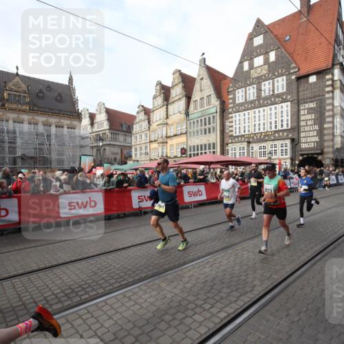 05.10.2025 - 20. swb-Marathon Bremen Yannick Fuchs http://msf.ph/oto/9290121 05.10.2025 10:48:30 Ziel 8787, 9298, 9665, 9704, 9810, 9958, 10109, 10131, 10211, 10685, 11005, 11357 meine-sportfotos.de