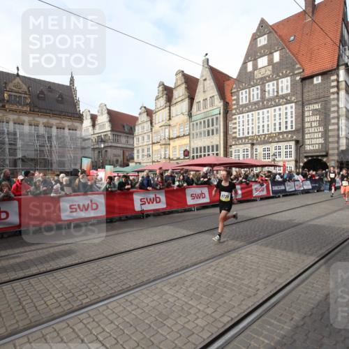 05.10.2025 - 20. swb-Marathon Bremen Yannick Fuchs http://msf.ph/oto/9290219 05.10.2025 10:48:49 Ziel 9261, 9482, 9729, 10799 meine-sportfotos.de