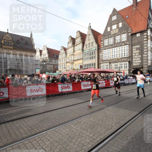 05.10.2025 - 20. swb-Marathon Bremen Yannick Fuchs http://msf.ph/oto/9290224 05.10.2025 10:48:51 Ziel 9261, 9482, 9674, 10799 meine-sportfotos.de