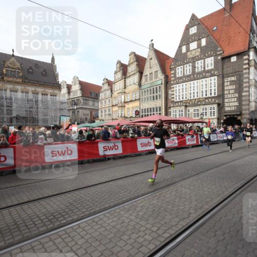 05.10.2025 - 20. swb-Marathon Bremen Yannick Fuchs http://msf.ph/oto/9290309 05.10.2025 10:49:12 Ziel 7202, 9014, 9457, 9556, 10016, 10449, 11673, 11695 meine-sportfotos.de