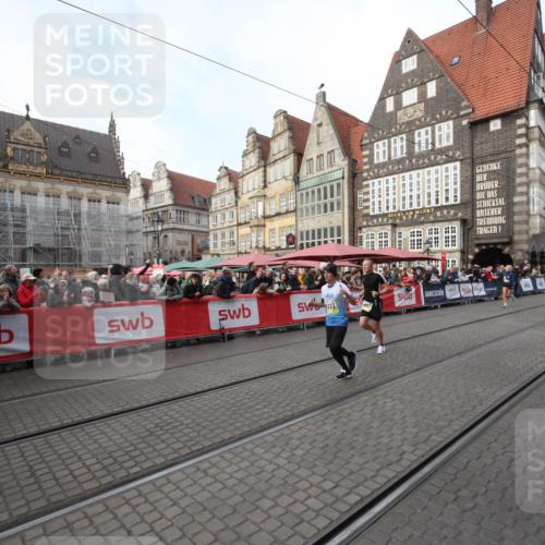 05.10.2025 - 20. swb-Marathon Bremen Yannick Fuchs http://msf.ph/oto/9290356 05.10.2025 10:49:21 Ziel 9333, 10715, 10735, 11057 meine-sportfotos.de