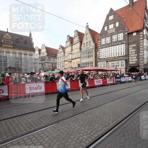 05.10.2025 - 20. swb-Marathon Bremen Yannick Fuchs http://msf.ph/oto/9290364 05.10.2025 10:49:21 Ziel 9333, 10715, 10735, 11057 meine-sportfotos.de