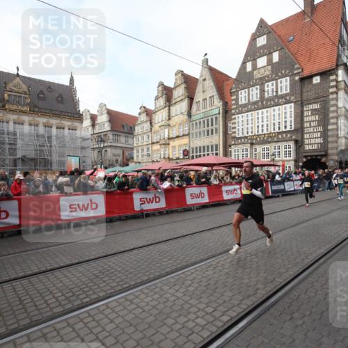 05.10.2025 - 20. swb-Marathon Bremen Yannick Fuchs http://msf.ph/oto/9290376 05.10.2025 10:49:26 Ziel 9206, 9435, 9708, 10118, 10519, 10735, 11319, 11598, 11672 meine-sportfotos.de