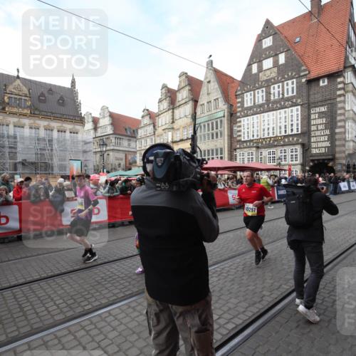 05.10.2025 - 20. swb-Marathon Bremen Yannick Fuchs http://msf.ph/oto/9290769 05.10.2025 10:50:41 Ziel 9267, 9299, 9578, 9986, 10251, 11062, 11466 meine-sportfotos.de