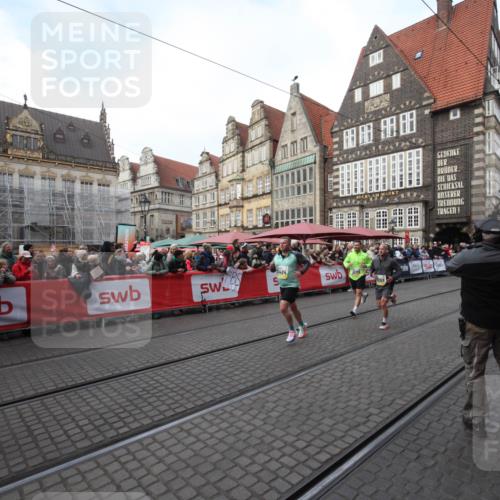 05.10.2025 - 20. swb-Marathon Bremen Yannick Fuchs http://msf.ph/oto/9291027 05.10.2025 10:51:44 Ziel 8333, 9259, 9268, 10716, 11484 meine-sportfotos.de