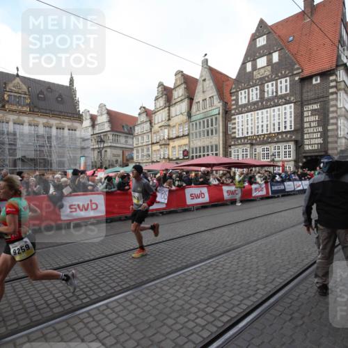 05.10.2025 - 20. swb-Marathon Bremen Yannick Fuchs http://msf.ph/oto/9291066 05.10.2025 10:51:50 Ziel 9004, 9259, 9506, 10436, 10968, 11361, 11689, 11696 meine-sportfotos.de