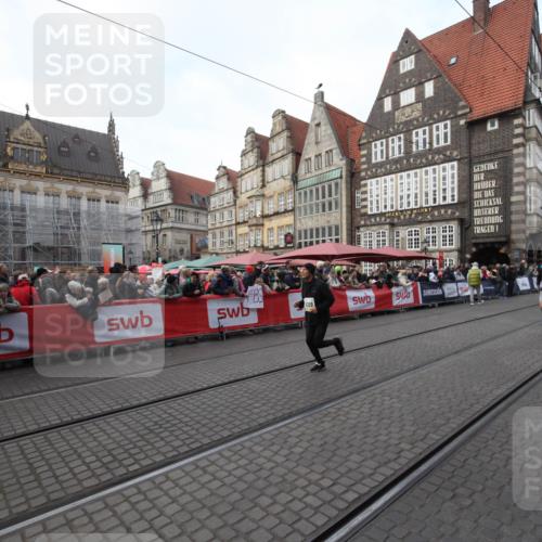 05.10.2025 - 20. swb-Marathon Bremen Yannick Fuchs http://msf.ph/oto/9291272 05.10.2025 10:52:45 Ziel 9209, 9517, 10833, 11587 meine-sportfotos.de