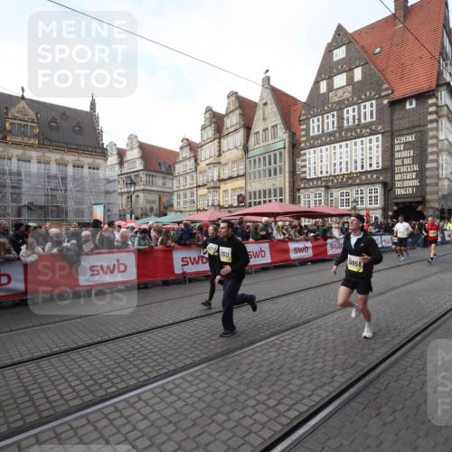 05.10.2025 - 20. swb-Marathon Bremen Yannick Fuchs http://msf.ph/oto/9291450 05.10.2025 10:53:19 Ziel 9834, 9956, 10460, 10806, 10958, 10993, 11377, 11510, 11512 meine-sportfotos.de