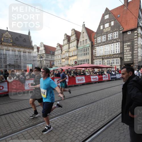 05.10.2025 - 20. swb-Marathon Bremen Yannick Fuchs http://msf.ph/oto/9291737 05.10.2025 10:54:05 Ziel 9313, 9520, 9807, 9835, 10075, 10163, 11152, 11303, 11339, 11432, 11593 meine-sportfotos.de