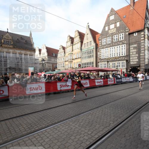 05.10.2025 - 20. swb-Marathon Bremen Yannick Fuchs http://msf.ph/oto/9291816 05.10.2025 10:54:23 Ziel 10402, 10915, 11040 meine-sportfotos.de